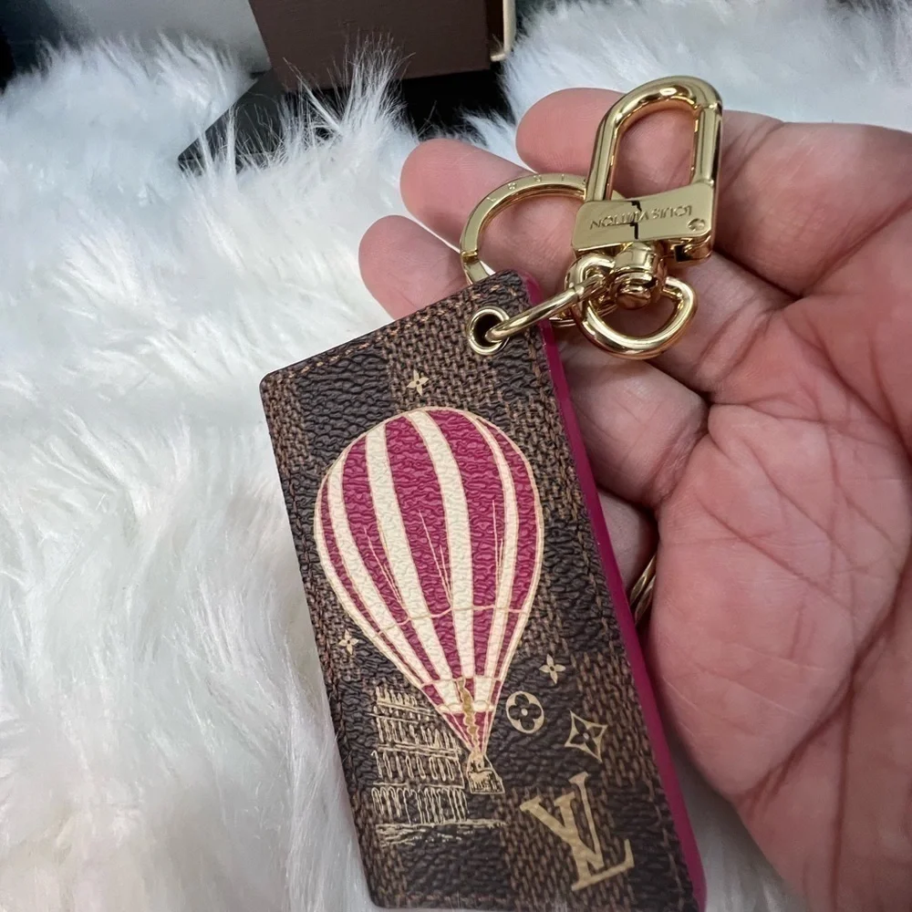 𝅺LOUIS vuitton Brown Illustre Air Balloon DE charm intial EC